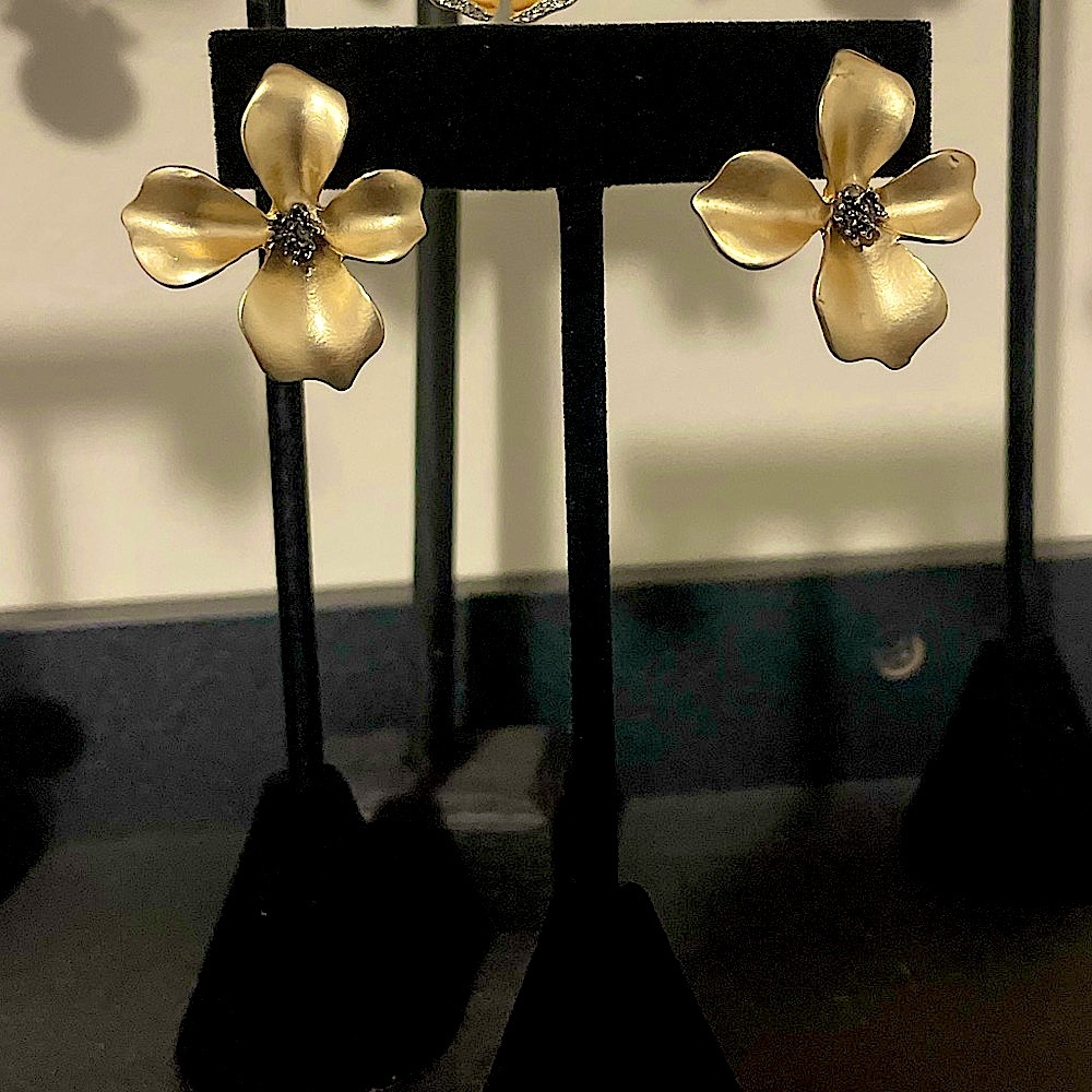 New Gorgeous gold flower earrings ! Costume Jewelery.